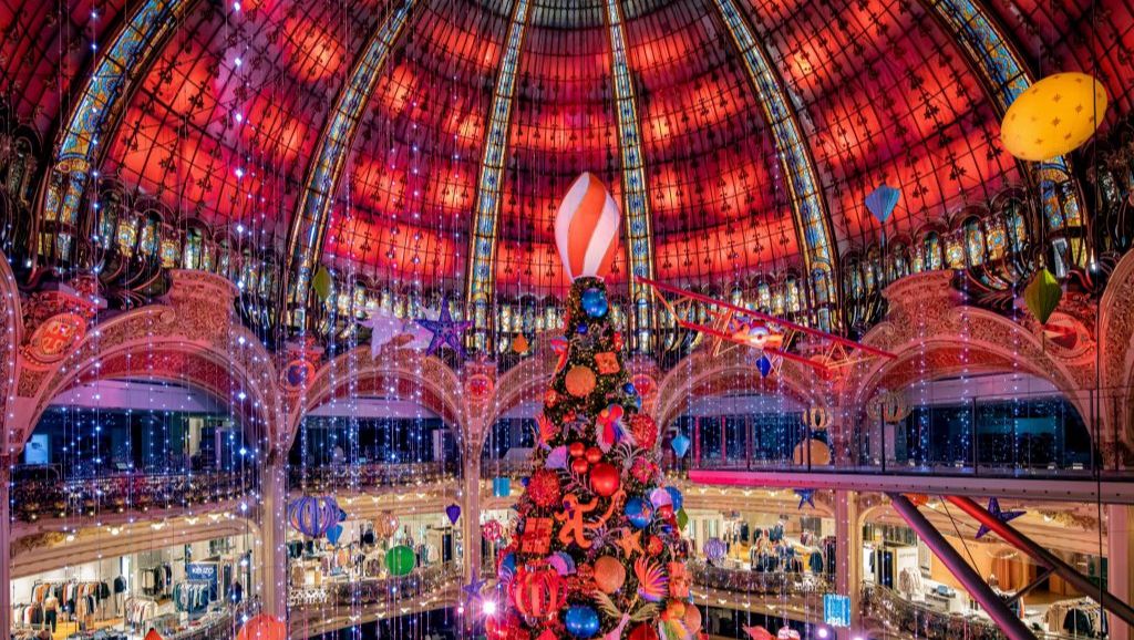General view of the Galeries Lafayette during 1 3 Noel